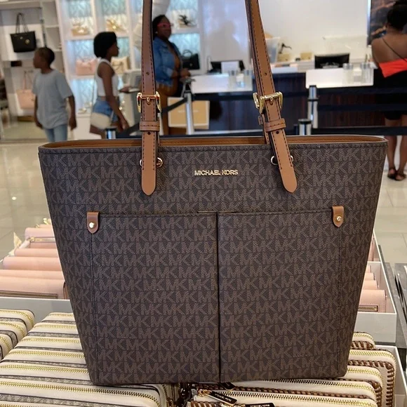 MICHAEL KORS JET SET TRAVEL MEDIUM DOUBLE POCKET TOTE 
BROWN SIGNATURE
NWT - Picture 3 of 16